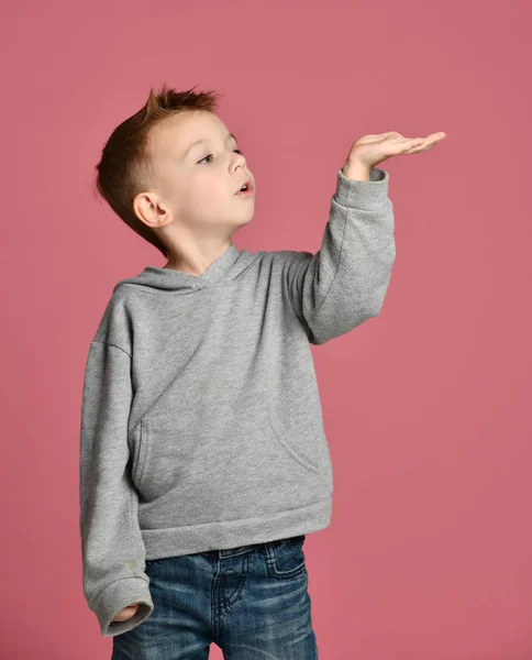 Niño bebé niño feliz mirando hacia arriba con la mano abierta de la palma para copiar el concepto de espacio de texto —  Fotos de Stock