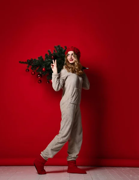 Mujer joven caminando con decoración de abeto de Navidad de invierno en sombrero de punto. Concepto de año nuevo — Foto de Stock