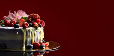 Taze çilek ahududu Böğürtlenli gözleme ve koyu kırmızı taze çiçekler ile lezzetli frambuazlı pasta