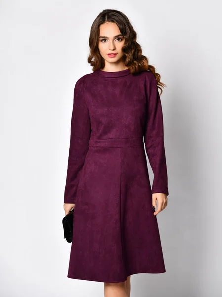 Mujer hermosa joven posando en nuevo vestido de invierno de moda púrpura oscuro — Foto de Stock