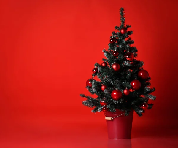 Albero di Natale decorato con palline di ornamento patchwork rosso regali per il nuovo anno 2019 su rosso scuro — Foto Stock