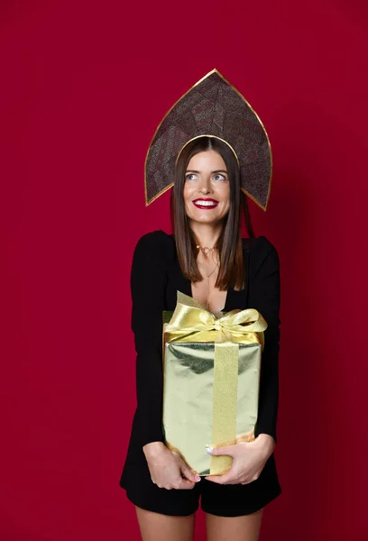 Mulher bonita manter presentes de Natal de ouro para a celebração do ano novo em chapéu kokoshnik — Fotografia de Stock