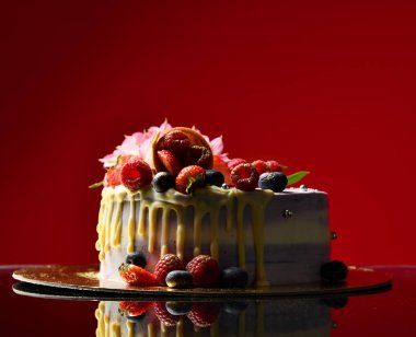 Taze çilek ahududu Böğürtlenli gözleme ve koyu kırmızı taze çiçekler ile lezzetli frambuazlı pasta