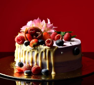 Taze çilek ahududu Böğürtlenli gözleme ve koyu kırmızı taze çiçekler ile lezzetli frambuazlı pasta