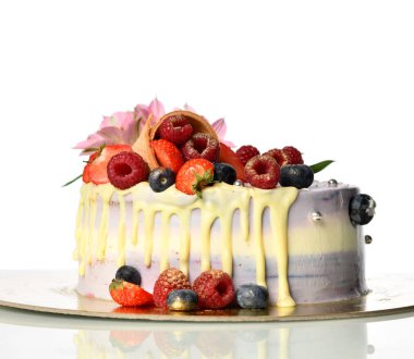 Taze çilek ahududu Böğürtlenli gözleme ve taze çiçekler ile lezzetli frambuazlı pasta 