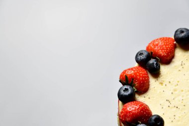 New York cheesecake veya beyaz tabak üstten görünüm üzerinde taze çilek ile klasik cheesecake