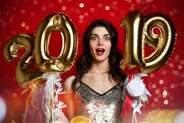 Vrouwen Nieuwjaar vieren feest gelukkig lachen met kerst verlichting confetti en 2019 gouden ballonnen — Stockfoto