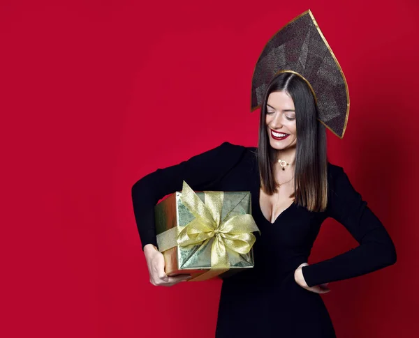 아름 다운 여자 잡고 골드 크리스마스 kokoshnik 모자에 새 해 축 하에 대 한 선물 선물 — 스톡 사진