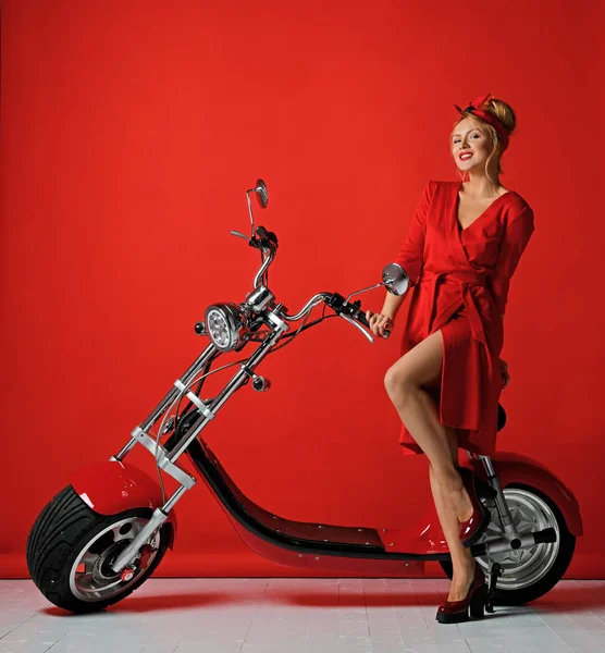 Donna pinup style ride nuovo scooter per bici da auto elettrica presente per il nuovo anno 2019 — Foto Stock