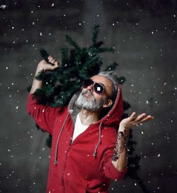 Şık modern Santa yaşlı adam kırmızı moda hoodie ve güneş gözlüğü Merry Christmas