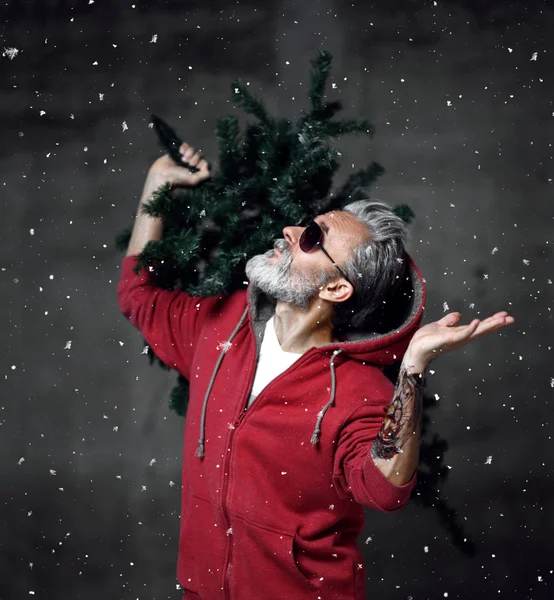 Şık modern Santa yaşlı adam kırmızı moda hoodie ve güneş gözlüğü Merry Christmas — Stok fotoğraf