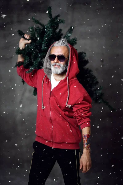 Şık Modern Santa Ihtiyar Kırmızı Moda Hoodie Güneş Gözlüğü Altında — Stok fotoğraf