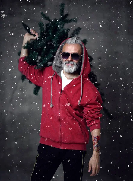 Şık modern Santa yaşlı adam kırmızı moda hoodie ve güneş gözlüğü Merry Christmas — Stok fotoğraf