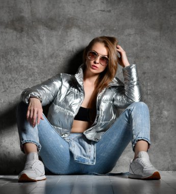 Genç kadın kirpi ceket kot ince gümüş seksi kar altında oturan egzersiz egzersiz sonrası spor