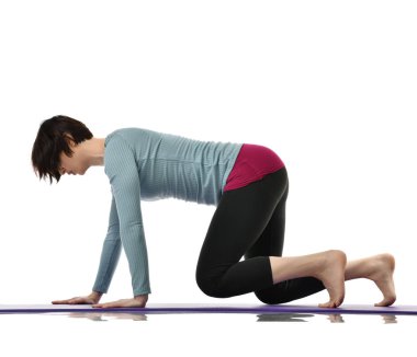 Karın bar egzersiz jimnastik salonu iş izole üzerinde beyaz bacaklarını germe yapmak için kadın fitness eğitmeni eller 