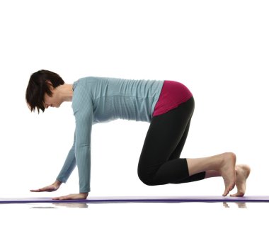 Karın bar egzersiz jimnastik salonu iş izole üzerinde beyaz bacaklarını germe yapmak için kadın fitness eğitmeni eller 