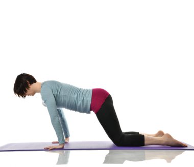 Karın bar egzersiz jimnastik salonu iş izole üzerinde beyaz bacaklarını germe yapmak için kadın fitness eğitmeni eller 