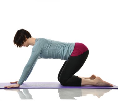 Karın bar egzersiz jimnastik salonu iş izole üzerinde beyaz bacaklarını germe yapmak için kadın fitness eğitmeni eller 