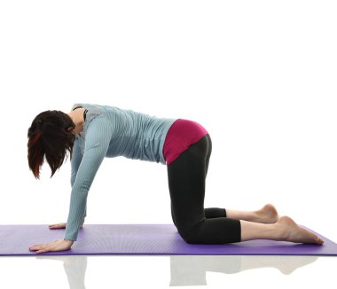 Karın bar egzersiz jimnastik salonu iş izole üzerinde beyaz bacaklarını germe yapmak için kadın fitness eğitmeni eller 