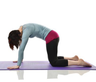 Karın bar egzersiz jimnastik salonu iş izole üzerinde beyaz bacaklarını germe yapmak için kadın fitness eğitmeni eller 