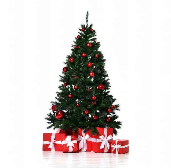 Χριστουγεννιάτικο δέντρο διακοσμημένο με κόκκινο μωσαϊκό στολίδι τεχνητή μπάλες τέχνη παρουσιάζει για το νέο έτος 2019 — Φωτογραφία Αρχείου