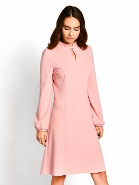 Genç güzel kadın yeni pembe moda kış elbise beyaz bir poz 