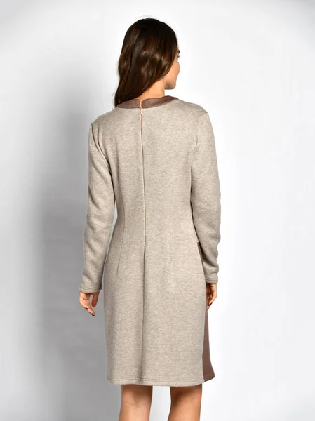 Joven hermosa mujer posando en la nueva moda gris vestido de invierno vista trasera — Foto de Stock