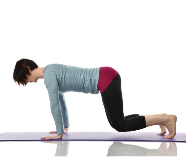 Karın bar egzersiz jimnastik salonu iş izole üzerinde beyaz bacaklarını germe yapmak için kadın fitness eğitmeni eller 