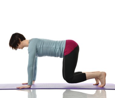 Karın bar egzersiz jimnastik salonu iş izole üzerinde beyaz bacaklarını germe yapmak için kadın fitness eğitmeni eller 