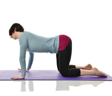 Karın bar egzersiz jimnastik salonu iş izole üzerinde beyaz bacaklarını germe yapmak için kadın fitness eğitmeni eller 