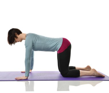 Karın bar egzersiz jimnastik salonu iş izole üzerinde beyaz bacaklarını germe yapmak için kadın fitness eğitmeni eller 