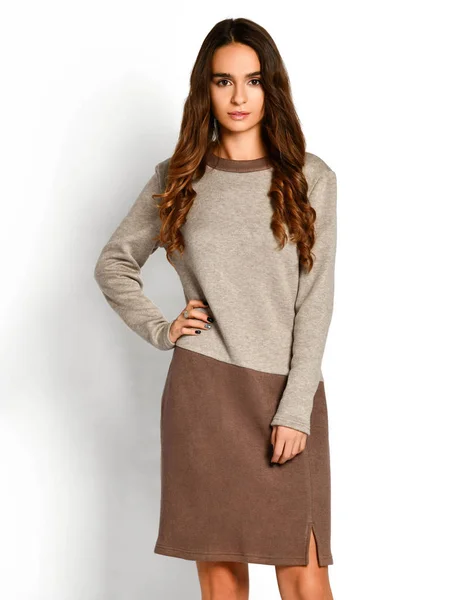 Joven hermosa mujer posando en nuevo gris marrón moda invierno dres — Foto de Stock