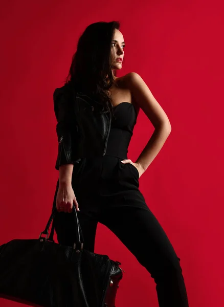 Красивая сексуальная женщина в черной кожаной куртке и бюстгальтере — стоковое фото