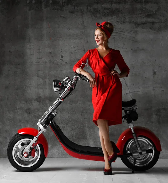 오토바이 자전거 스쿠터 핀 업 복고풍 스타일에 빨간색 블라우스와 청바지에서 내려다보고 여자 타고 앉아 — 스톡 사진