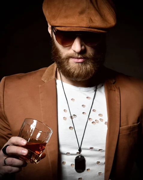 Sakal Bıyık Kahverengi Kap Ceket Içki Viski Ile Acımasız Adamı — Stok fotoğraf