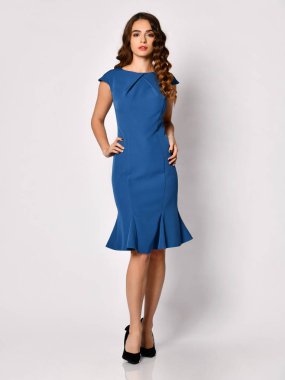 Genç güzel kadın yeni koyu mavi moda kış elbise beyaz bir poz