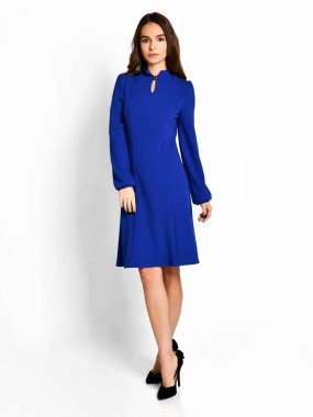 Genç güzel kadın yeni koyu mavi moda kış elbise beyaz bir poz
