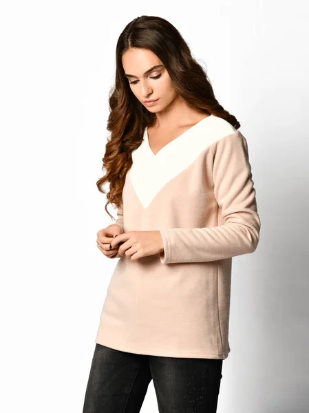 Mooie brunette krullend jongedame poseren in nieuwe casual grijs blouse trui — Stockfoto