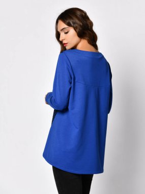 Genç güzel esmer kadın yeni rahat mavi bluz kazak poz