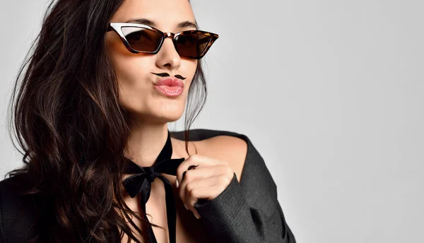 Mulher morena com bigodes em novos óculos de sol de moda moderna marrom — Fotografia de Stock