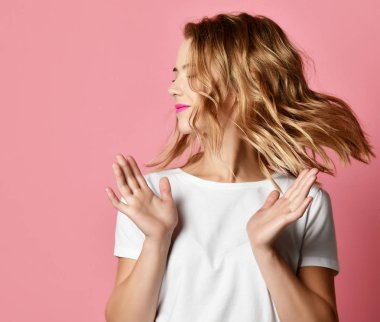 Duygusal kadın çığlık bağırarak diye bağıran portre portre pembe bir arka plan üzerinde bir kafa sallamak