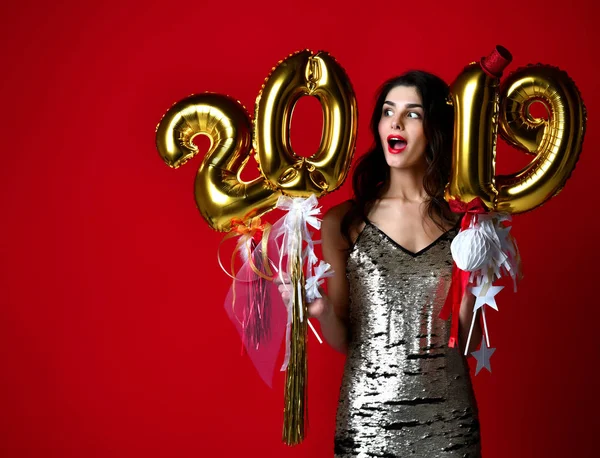 Vrouwen Nieuwjaar vieren feest gelukkig lachen met Kerstmis 2019 gouden ballonnen — Stockfoto