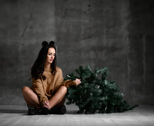 Hermosa Mujer Hipster Con Abeto Navidad Sentado Sexy Suéter Punto — Foto de Stock