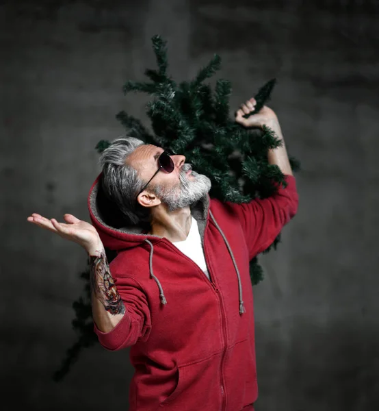 유행 현대 백만장자 빨간색 패션 까마귀에 노인 산타 크리스마스를 축 하 — 스톡 사진