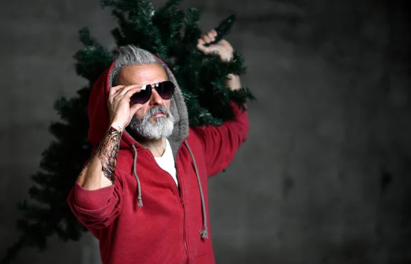 Fashionabla moderna miljonär Santa gubbe i röd mode hoodie firar jul — Stockfoto