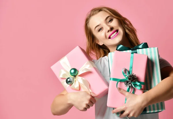 Hermosa composición de mujer celebrar regalos de Navidad de color rosa y verde pastel para la celebración del año nuevo — Foto de Stock