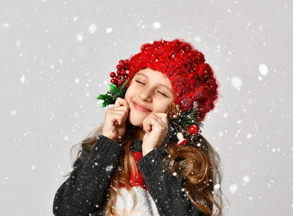 크리스마스 겨울 개념-엑스 마스에서 어린 소녀 아이 미소 산타 도우미 빨간 모자 행복 미소 — 스톡 사진
