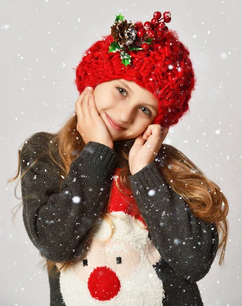 Conceito de inverno de Natal - criança menina sorridente em x-mas Papai Noel chapéu vermelho ajudante feliz sorrindo — Fotografia de Stock