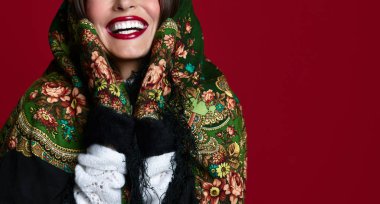 Yüksek moda portre güzel esmer saçlı Rus tarzı kadın geleneksel eşarp ve eldiven kırmızı 