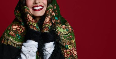 Yüksek moda portre güzel esmer saçlı Rus tarzı kadın geleneksel eşarp ve eldiven kırmızı 